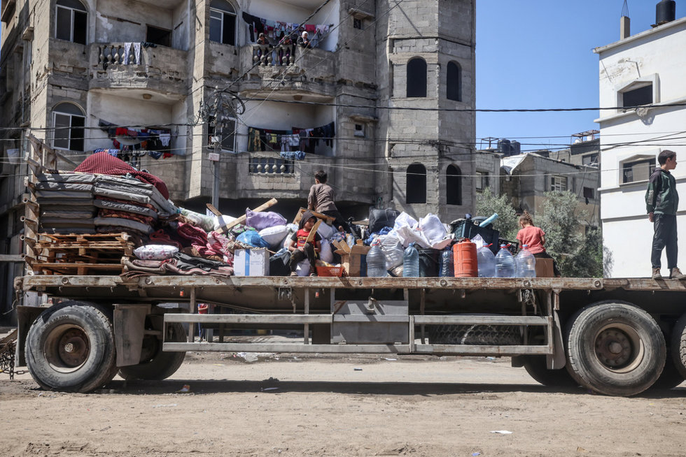Archivo - Los palestinos desplazados en Rafá, en el sur de la Franja de Gaza, cargan sus pertenencias cuando salen tras una orden de evacuación del Ejército israelí (archivo)