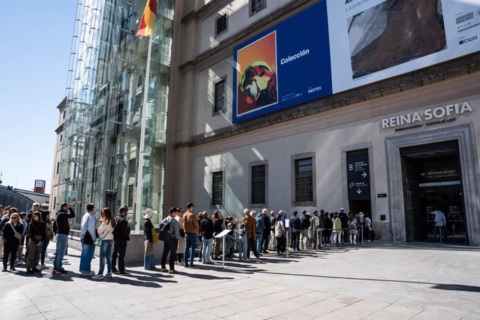 Archivo - Decenas de personas hacen cola para entrar al Museo Reina Sofía el Día Internacional de los Museos, a 18 de mayo de 2024, en Madrid (España). Desde ayer, 17 de mayo, y a lo largo de todo el fin de semana, Madrid celebra el Día Internacional de l