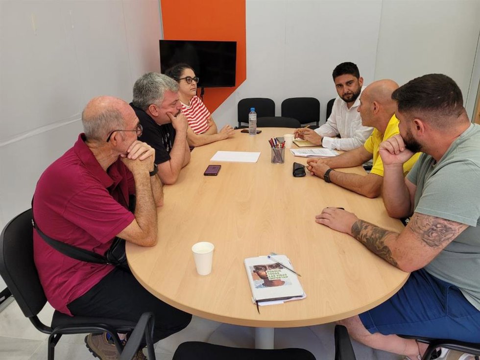 Reunión de Ismael Sánchez para abordar la situación de la Unidad Municipal de Intervención en Emergencias Sociales.