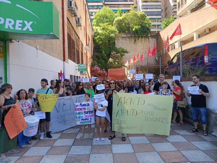 Trabajadores de Atento y familiares se manifiestan en Cáceres para protestar por los traslados