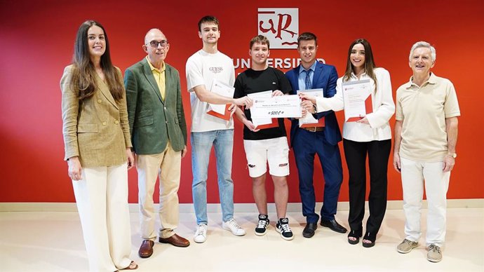 Carlota González, de la Asociación Riojana de la Empresa Familiar (AREF), junto al rector Juan Carlos Ayala, los alumnos del equipo ganador (Carolina Jiménez Mendoza, Pablo López Rivacoba, Iván Martínez Ruiz y Miguel Sanz Romero) y Eduardo Rodríguez Osés,