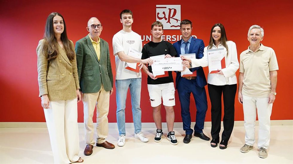 Carlota González, de la Asociación Riojana de la Empresa Familiar (AREF), junto al rector Juan Carlos Ayala, los alumnos del equipo ganador (Carolina Jiménez Mendoza, Pablo López Rivacoba, Iván Martínez Ruiz y Miguel Sanz Romero) y Eduardo Rodríguez Osé