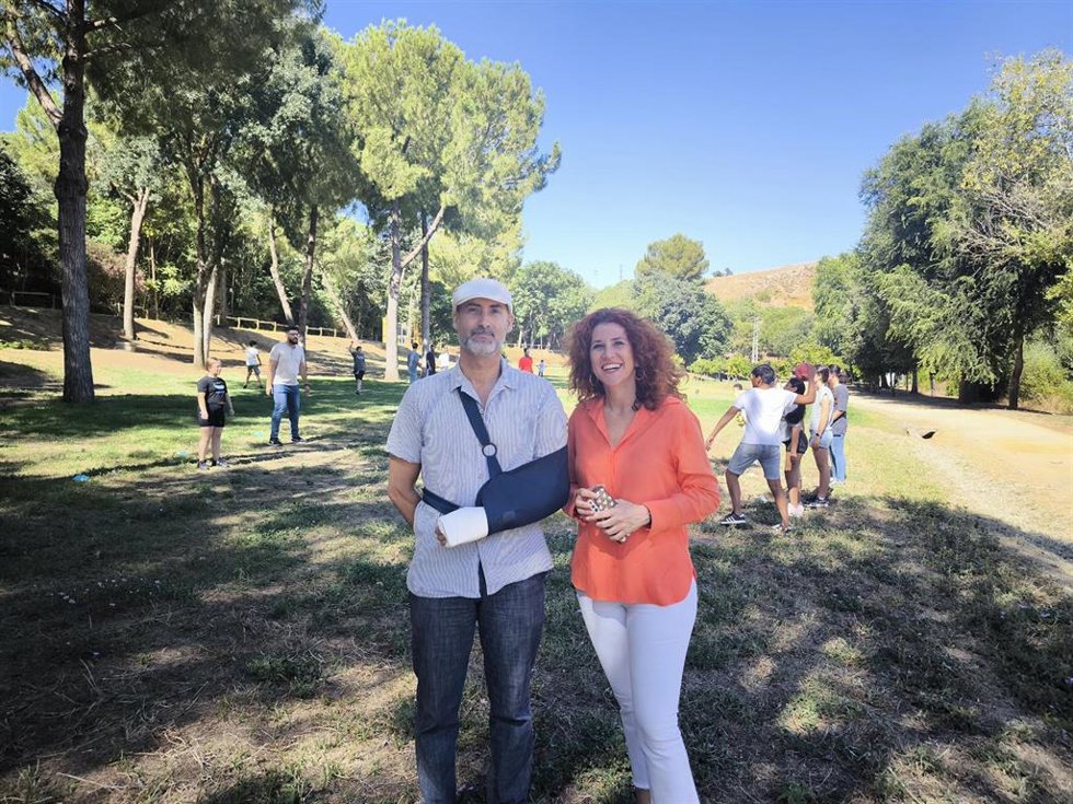 El delegado municipal de Educación, Pablo Chain, junto a la directora de Asociación Albores Andalucía y doctora en Ciencias Sociales, Cosette Franco.