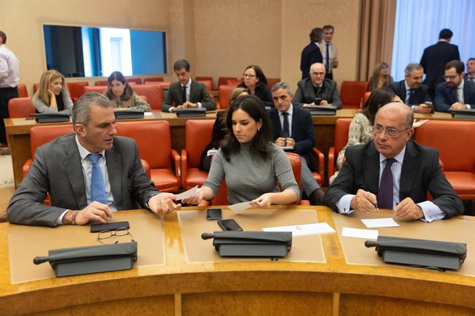 Archivo - El portavoz de Justciai de Vox, Javier Ortega Smith, con la portavoz del grupo, Pepa Millán, y el diputado Ignacio Gil Lázaro