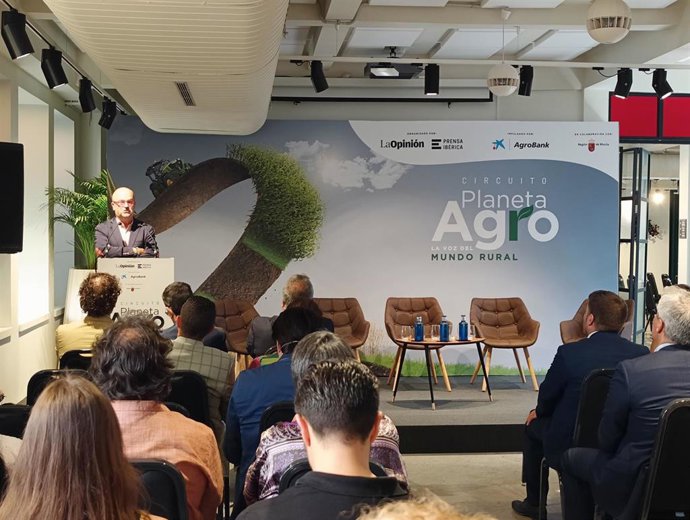 El secretario general de la Consejería de Agua, Agricultura, Ganadería y Pesca, Francisco González Zapater en la inauguración del circuito Planeta Agro