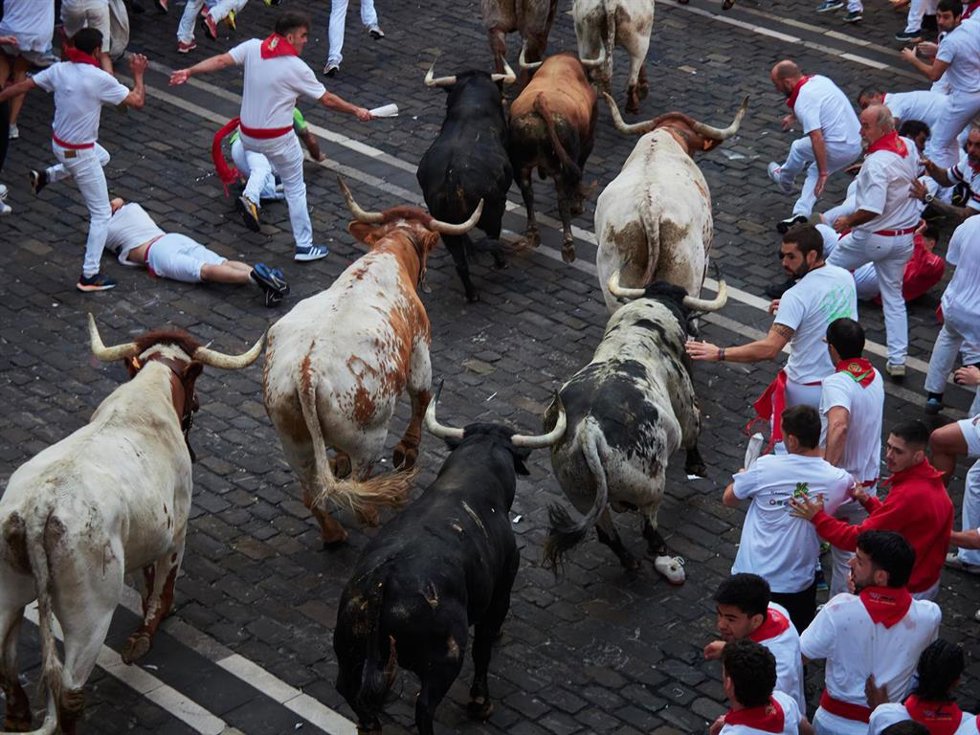 Corredores durante el segundo encierro de los Sanfermines 2024.