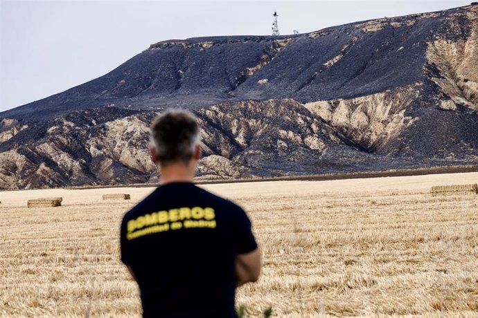 Un bombero trabaja en la zona quemada durante un incendio forestal, en el Cerro del Viso, a 26 de junio de 2024, en Alcalá de Henares, Madrid (España).  