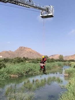 Rescate de un hombre atrapado en el fango en Mojácar (Almería).