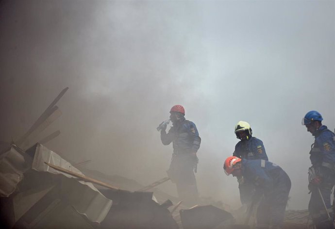 Trabajadores del equipo de rescate tras un ataque achacado a Rusia contra un hospital infantil en la capital de Ucrania, Kiev (archivo)