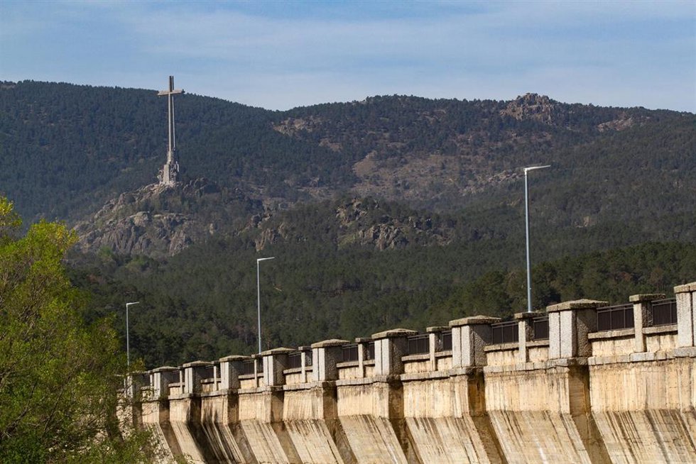 Archivo - La cruz del Valle de Cuelgamuros desde el embalse de La Jarosa, a 21 de abril de 2023, en Guadarrama, Madrid (España).