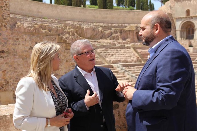 El secretario general del PSOE de la Región de Murcia y portavoz del Grupo Parlamentario Socialista en la Asamblea Regional, Pepe Vélez, en el centro, durante su visita a Cartagena