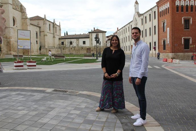 La alcaldesa de Palencia,  Miriam Andrés, y el concejal de Obras y Urbanismo, Álvaro Bilbao, en la calle Mayor Antigua.