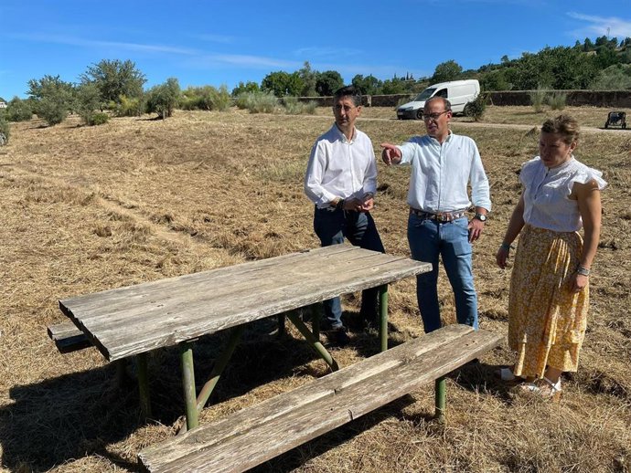 El alcalde de Cáceres Rafael Mateos visita el Olivar Chico de los Frailes