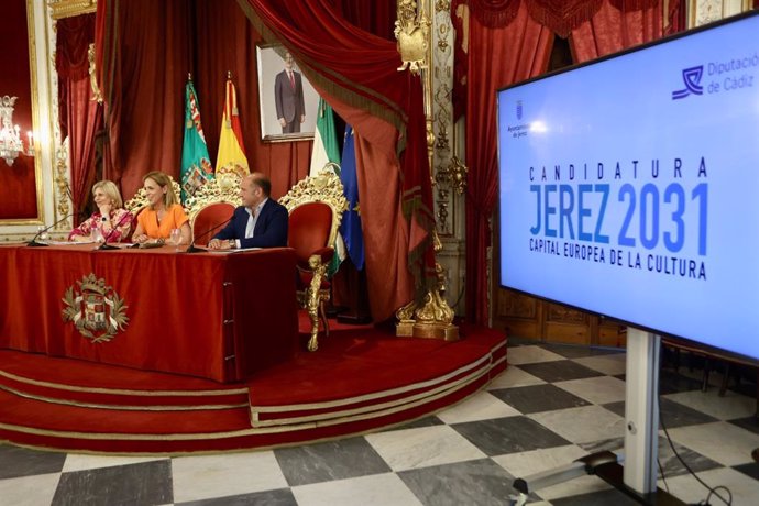 Almudena Martínez con la alcaldesa de Jerez presentando la nueva estrategia para la candidatura a Capital Europea de la Cultura en 2031.