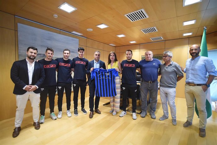 El presidente de la Diputación de Granada, Francis Rodríguez, ha recibido al equipo de hockey patines Club Patín Alhambra de Cájar.