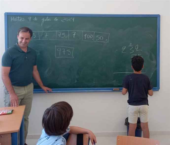 El delegado de Desarrollo Educativo y FP de la Junta en Huelva, Carlos Soriano, en una visita al CEIP Ensanche Sur.