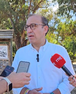 El alcalde de Cáceres, Rafael Mateos, atiende a los medios este martes en el Olivar Chico de los Frailes
