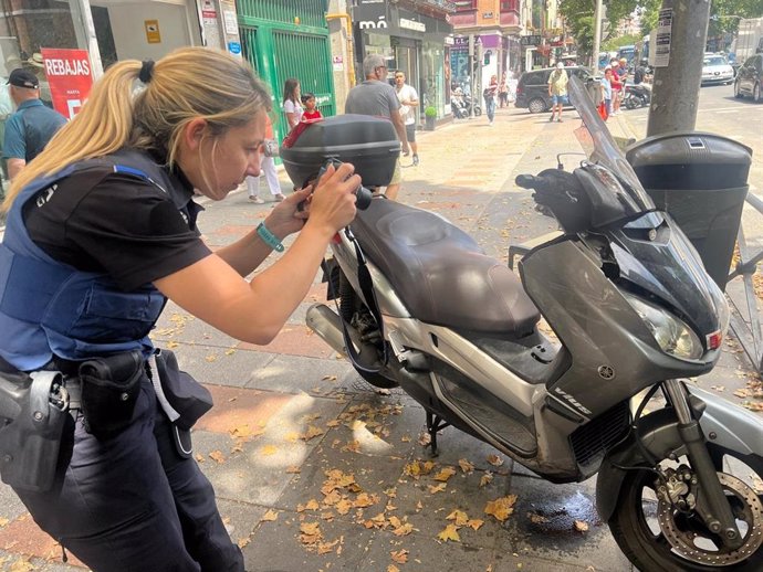 Herido grave un motorista al caerse en la calle Bravo Murillo