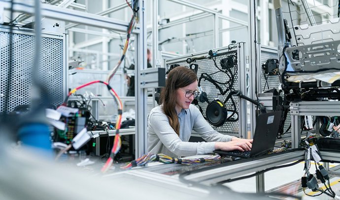 Trabajadora en una empresa de montaje de artículos de sonido.