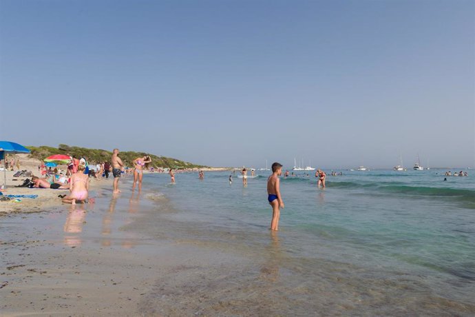 Archivo - Bañistas en una playa de Ibiza.