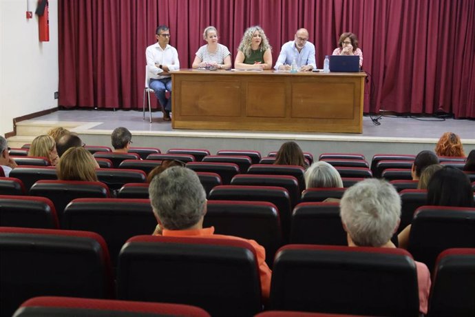 La delegada de Servicios Sociales, Rocío Bastida, ha mantenido un encuentro con representantes del sector social de Alcalá para explicar la actualización de las bases reguladoras de subvenciones que ofrecen más seguridad e información a las entidades.