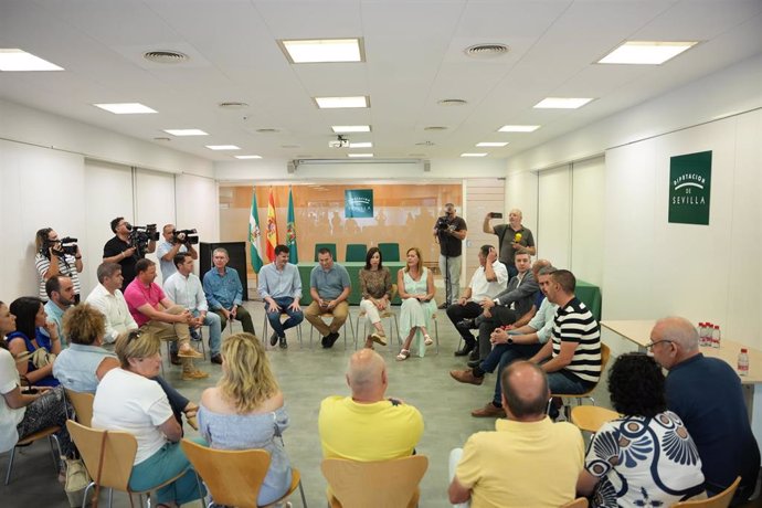 Encierro de alcaldes en la Diputación de Sevilla por la situación de la sanidad en el área básica de Osuna