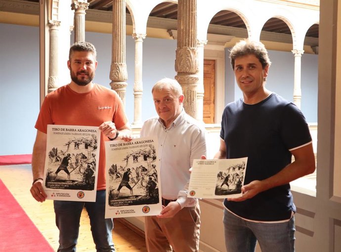 El diputado de la DPZ delegado del monasterio de Veruela, Eduardo Arilla, con los organizadores del evento.