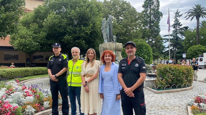 La alcaldesa de Santurtzi, Karmele Tubilla, y responsables de la Ertzaintza, la Policía local y la DYA presentan los dispositivos especiales para las fiestas de El Carmen.