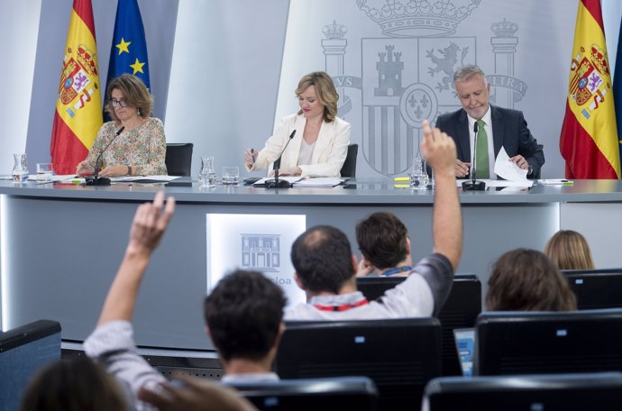 (I-D) La vicepresidenta tercera y ministra para la Transición Ecológica y el Reto Demográfico, Teresa Ribera; la ministra Portavoz y ministra de Educación y Deportes, Pilar Alegría y el ministro de Política y Memoria Democrática, Ángel Víctor Torres, 