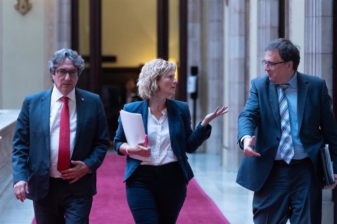 El vicepresidente segundo de la Mesa, David Pérez (i), y la vicepresidenta primera de la Mesa, Raquel Sans, a su llegada a una  junta de portavoces en el Parlament de Catalunya, a 9 de julio de 2024