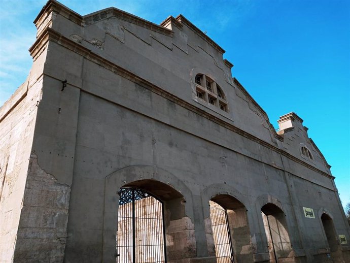 Archivo - Exterior de las antiguas Naves de Renfe del barrio de San Jerónimo.