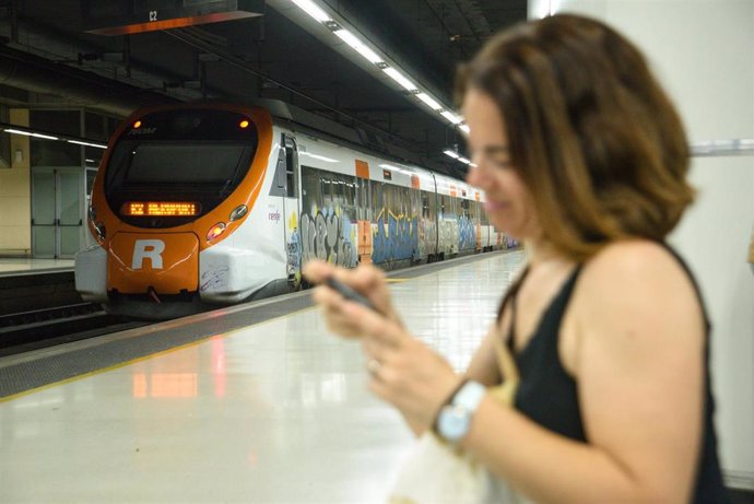 Pasajera en el anden de los trenes de Renfe Rodalies