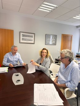 La presidenta del Colegio de Farmacéuticos , María García del Hierro, el alcalde de Guriezo, Ángel Llano, y el titular de la farmacia local, José Javier Montemayor, firman un acuerdo