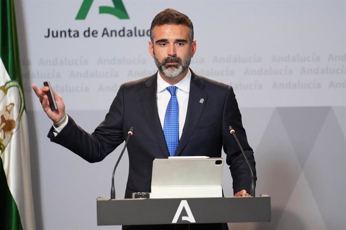 El consejero de Sostenibilidad, Medio Ambiente y Economía Azul y portavoz del gobierno andaluz, Ramón Fernández-Pacheco, interviene en la rueda de prensa. A 9 de julio de 2024, en Sevilla (Andalucía, España). Rueda de prensa posterior a la reunión del Con