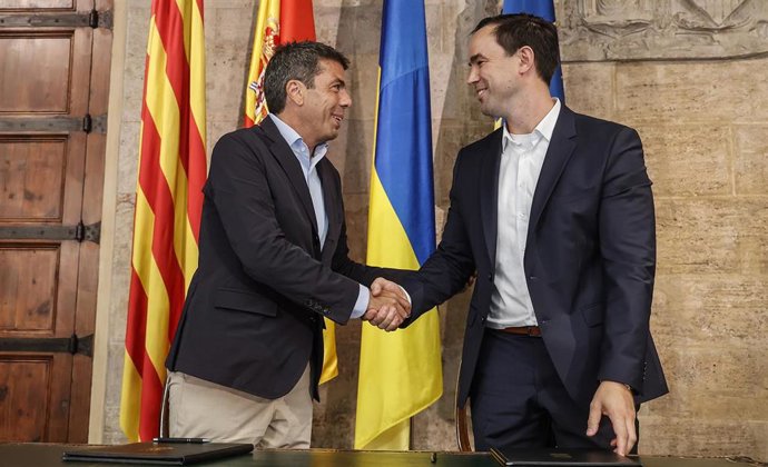 El presidente de la Generalitat Valenciana, Carlos Mazón (i), y el jefe de Recursos Humanos de PowerCo España, Alexander Dittrich (d), tras la firma del convenio entre la Generalitat y PowerCo para desarrollar el proyecto del Battery Campus.