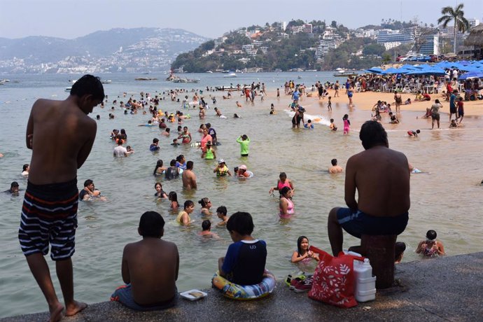 Archivo - 02 April 2021, Mexico, Acapulco: People swim on a beach in Acapulco during the Holy Week vacation. 