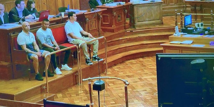 Los tres acusados de asesinar a un hombre en L'Hospitalet de Llobregat (Barcelona) en mayo de 2022 en la Audiencia Provincial de Barcelona