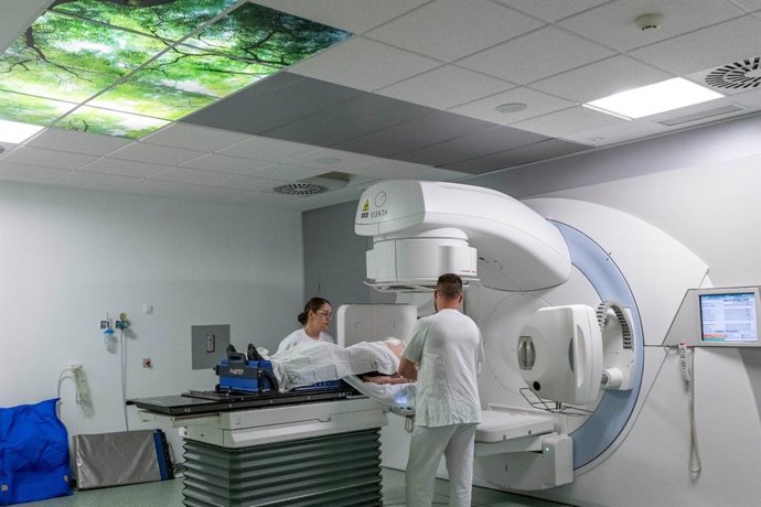 Profesionales sanitarios atienden a un paciente en el servicio de Oncología Radioterápica.