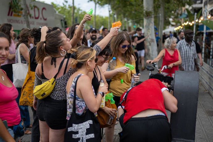 Archivo - Varias personas durante una manifestación contra el turismo masificado, a 6 de julio de 2024, en Barcelona (Catalunya)