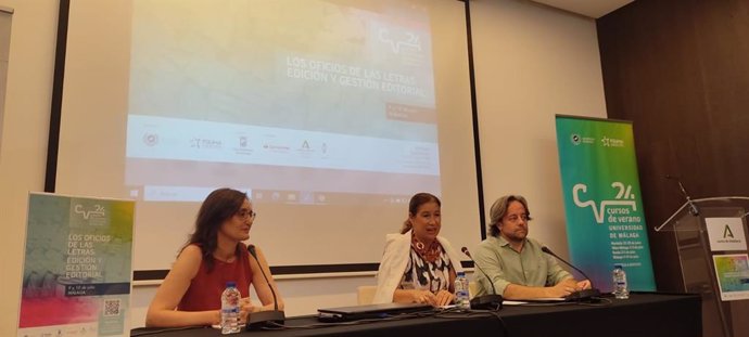 La delegada de Turismo, Cultura y Deporte, Gemma del Corral, y la coordinadora académica de Formación de la Fguma, Carmen Rosa, inauguran el curso de verano 'Los oficios de las letras: edición y gestión editorial'.