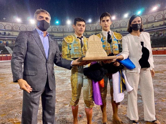 Archivo - En el centro los toreros Isaac Fonseca y Manuel Perera, ganadores del Circuito de Novilladas del Norte, junto a la alcaldesa de Santander, Gema Igual, y el presidente de la Fundación del Toro de Lidia, Victoriano Fuentes