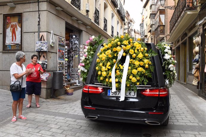 Archivo - Dos mujeres aplauden el coche fúnebre en el que se encuentra el féretro del ciclista Federico García Bahamontes durante su camino al cementerio, a 9 de agosto de 2023, en Toledo, Castilla-La Mancha, (España). 