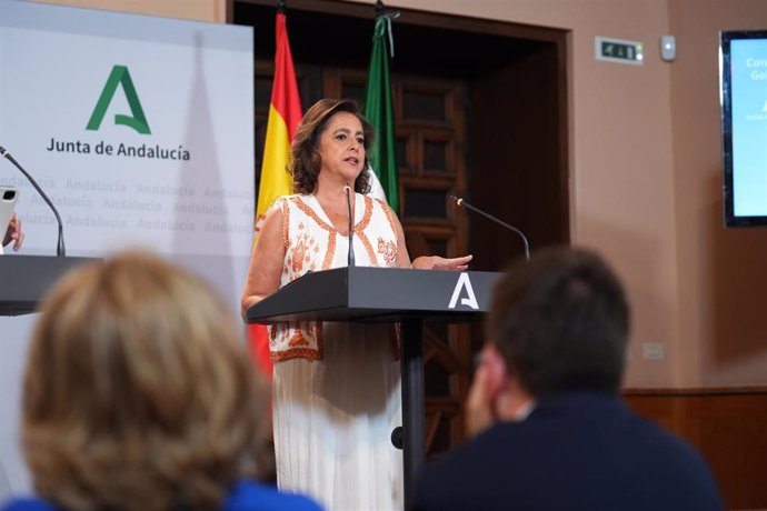 La consejera de Salud y Consumo, Catalina García, interviene en la rueda de prensa. A 9 de julio de 2024, en Sevilla (Andalucía, España). Rueda de prensa posterior a la reunión del Consejo de Gobierno de la Junta de Andalucía, que se reúne en el Palacio d