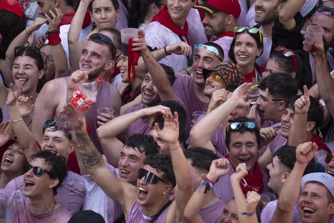 Varias personas durante la 'Puesta del pañuelico' en las Fiestas del torico de Teruel.