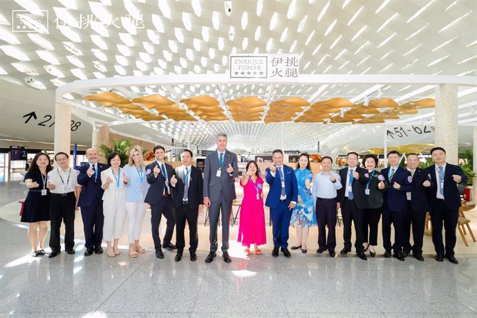 Foto de familia en el espacio Enrique Tomás