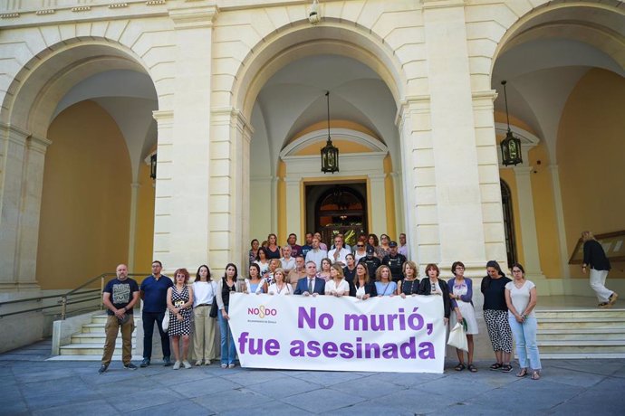 Concentración en la escalinata del Ayuntamiento por el crimen machista de Antequera