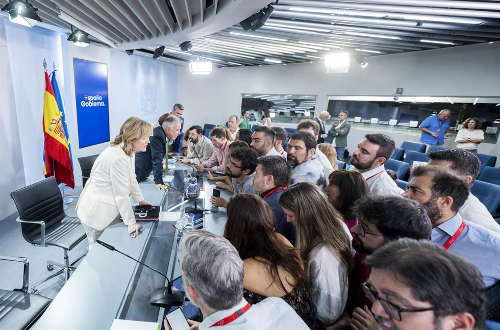 La ministra Portavoz y ministra de Educación y Deportes, Pilar Alegría y el ministro de Política y Memoria Democrática, Ángel Víctor Torres, durante una rueda de prensa posterior a la reunión del Consejo de Ministros.