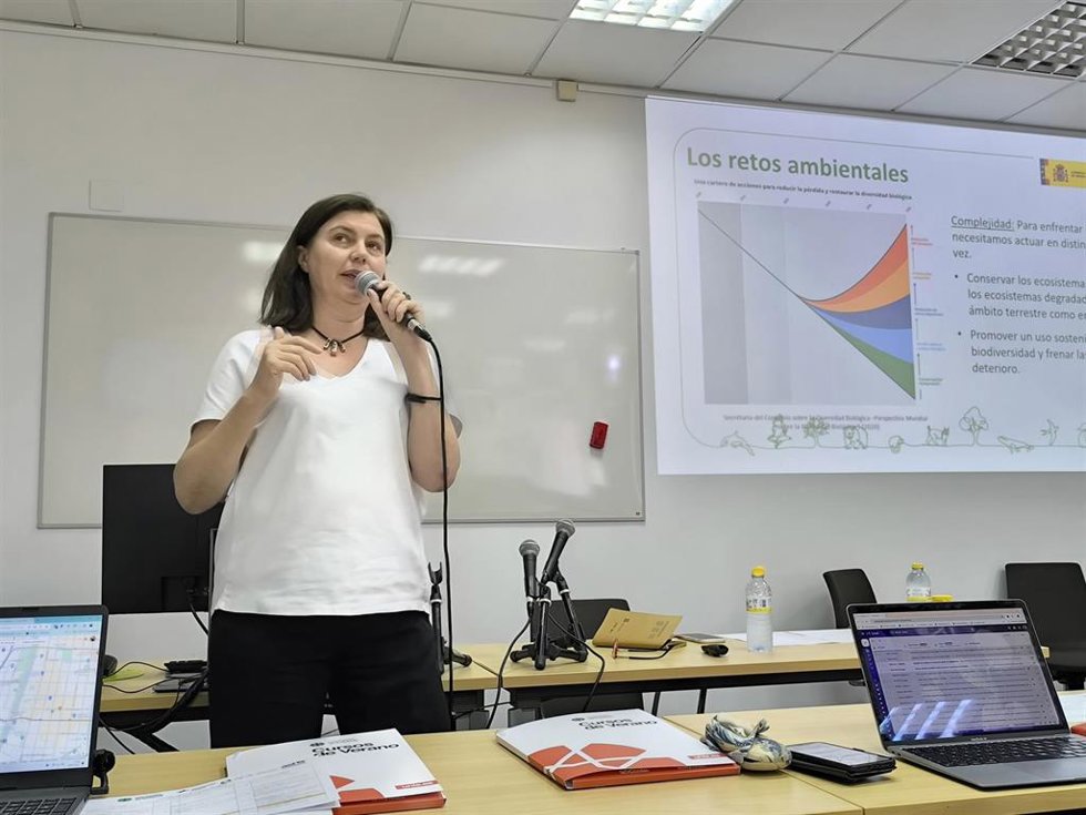 La directora de la Fundación Biodiversidad del Ministerio para la Transición Ecológica y el Reto Demográfico, Elena Pita, en los cusos de verano de la UNIA en Huelva. 