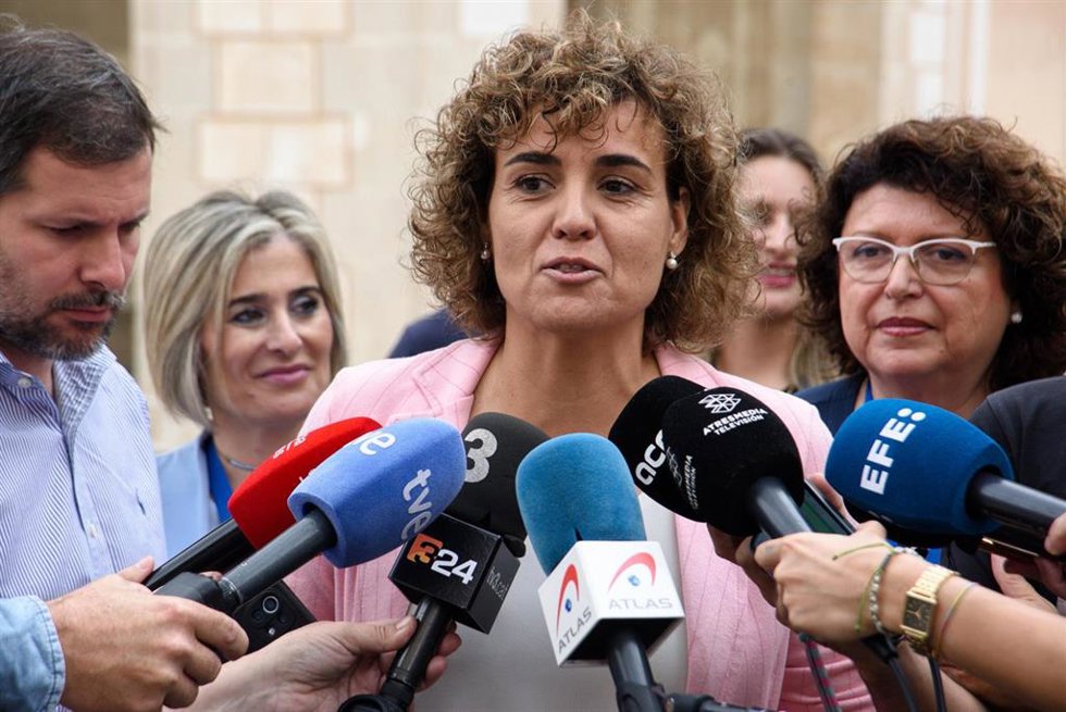 La cabeza de lista popular al Parlamento Europeo, Dolors Montserrat, atiende a los medios de comunicación tras ejercer su derecho a voto en el Casal d'Entitats, a 9 de junio de 2024, en Sant Sadurní d'Anoia, Barcelona, Catalunya (España). Hoy tienen lug