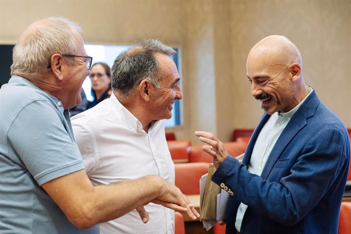 Archivo - El dirigente de IU, Enrique Santiago y el diputado nacional de Sumar Txema Guijarro en la reunión del Grupo Parlamentario Plurinacional Sumar, en el Congreso de los Diputados, a 13 de septiembre de 2023, en Madrid (España).